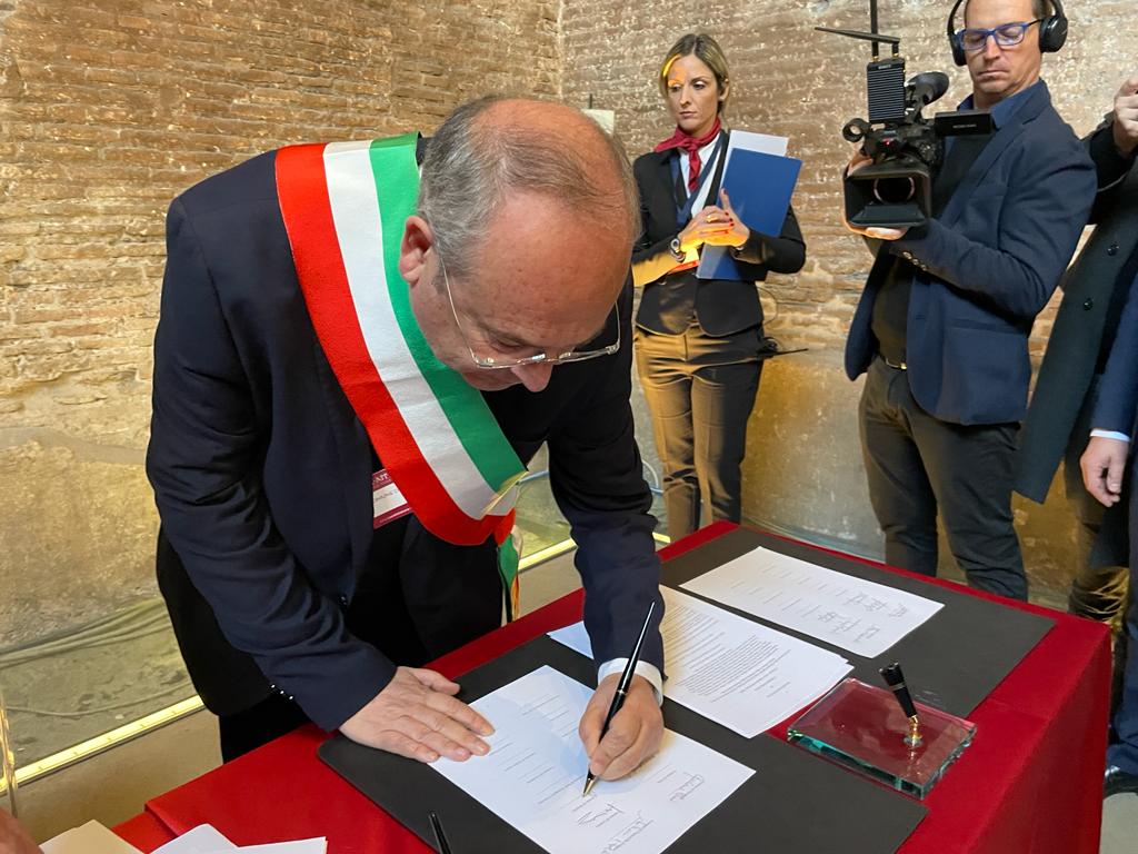 <strong>il sindaco riccardo rossi firma a roma il protocollo per la candidatura dell’antica via appia a patrimonio unesco</strong> 1 rossi firma protocollo viaappia 02 radiolaser news matera potenza puglia basilicata