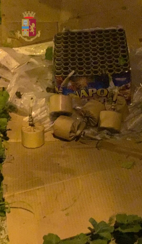 <strong>Matera, manufatti pirotecnici inesplosi abbandonati per strada: intervengono Volante e artificieri della Polizia di Stato</strong>