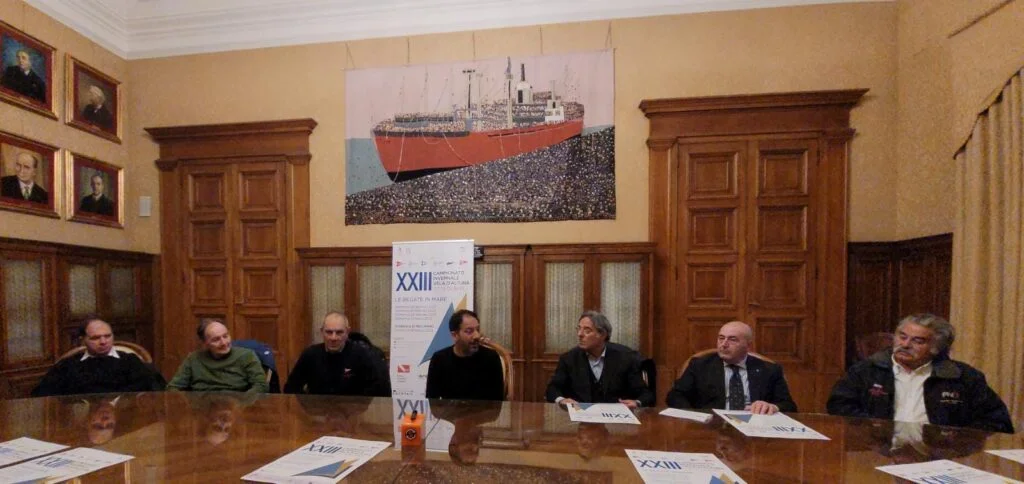 <strong>PRESENTATO IL XXIII CAMPIONATO INVERNALE VELA D’ALTURA“CITTÀ DI BARI”: QUATTRO GIORNATE DI REGATE E UNA PER EVENTUALI RECUPERI. SI COMINCIA IL 29 GENNAIO</strong>