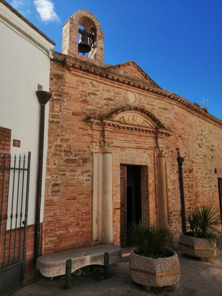 pisticci. una croce sulla chiesetta di s.antonio abate nella piazza omonima