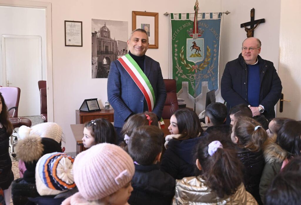 <strong>Montalbano Jonico, i bambini della scuola dell’infanzia del comprensivo Fiorentino visitano il Comune nell’ambito del progetto “Un viaggio speciale…nel mio paese”. Il sindaco, Piero Marrese. “E’ stata una giornata entusiasmante”.</strong>