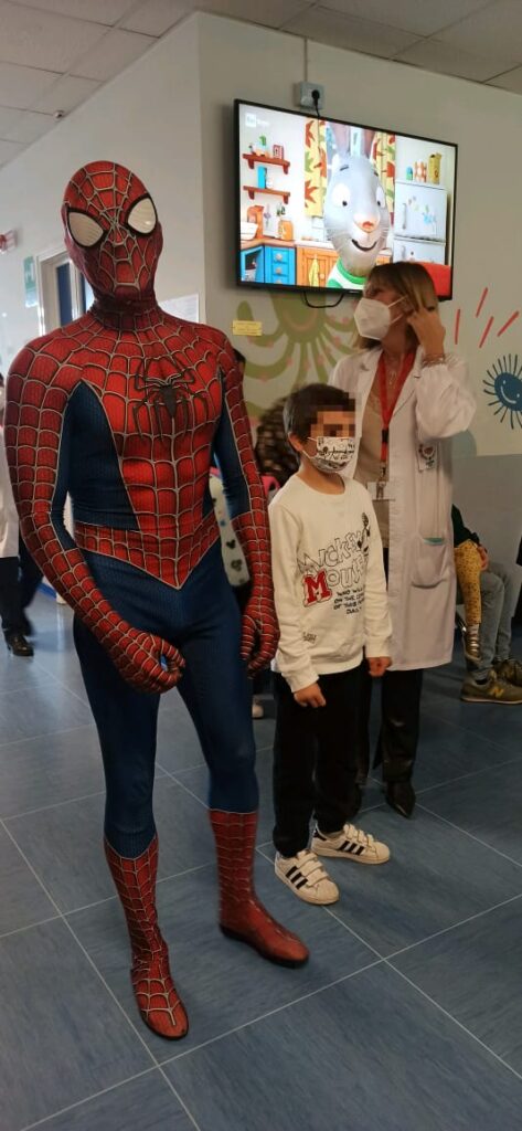 <strong>Taranto, 1 febbraio 2023 – Spiderman fa visita ai piccoli di pediatria e oncoematologia pediatrica: l’iniziativa di Simba e SING Don Bosco.</strong>