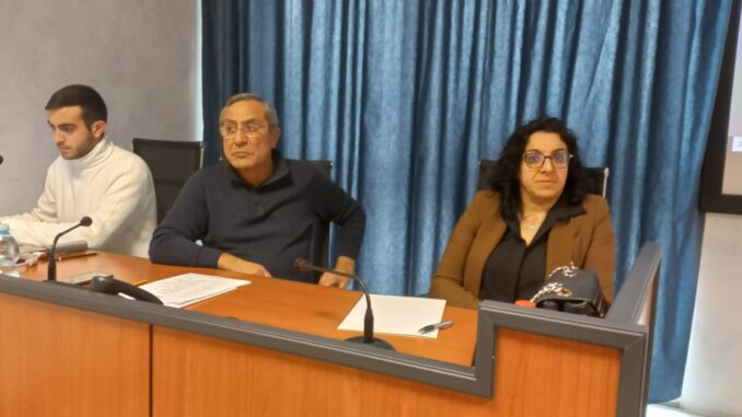 al centro il presidente Fausto De Mare in riunione Confcommercio