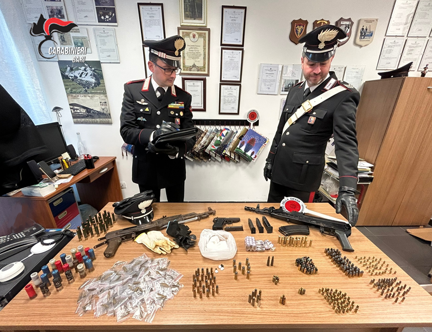 Bari: Operazione dei Carabinieri nel quartiere "S.Pio-Enziteto". Rinvenuto deposito di armi da guerra e sostanza stupefacente.