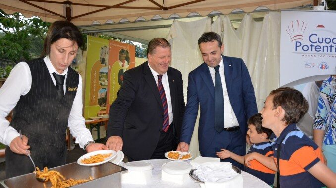 tropiano con sindaco Viggiano sagra ferricelli viggianesi (1)