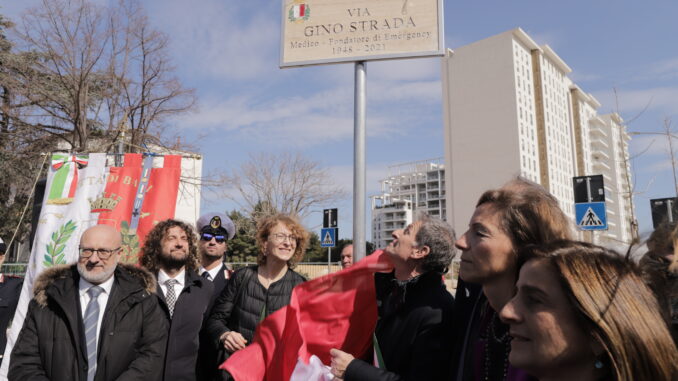 02-03-23 stamattina la cerimonia di intitolazione di una traversa di via Amendola a Gino Strada_2 (1)