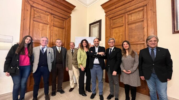 I-rappresentanti-dei-Lions-Club-International-Taranto-con-il-sindaco-e-presidente-della-Provincia