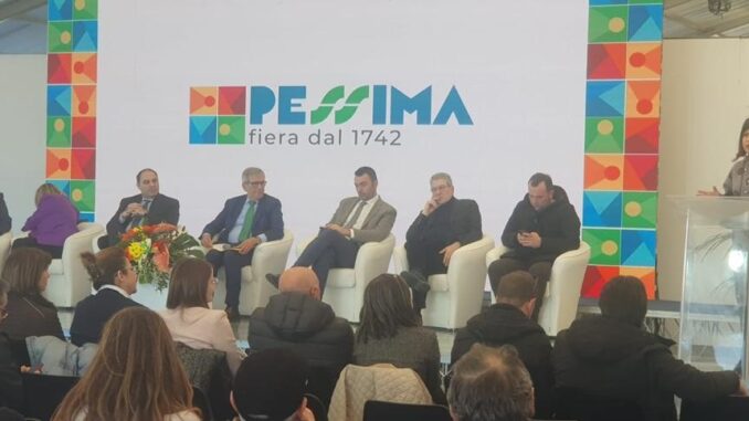 IL PRESIDENTE MELUCCI FRA I PARTECIPANTI AL CONVEGNO DELLA FIERA PESSIMA (1)