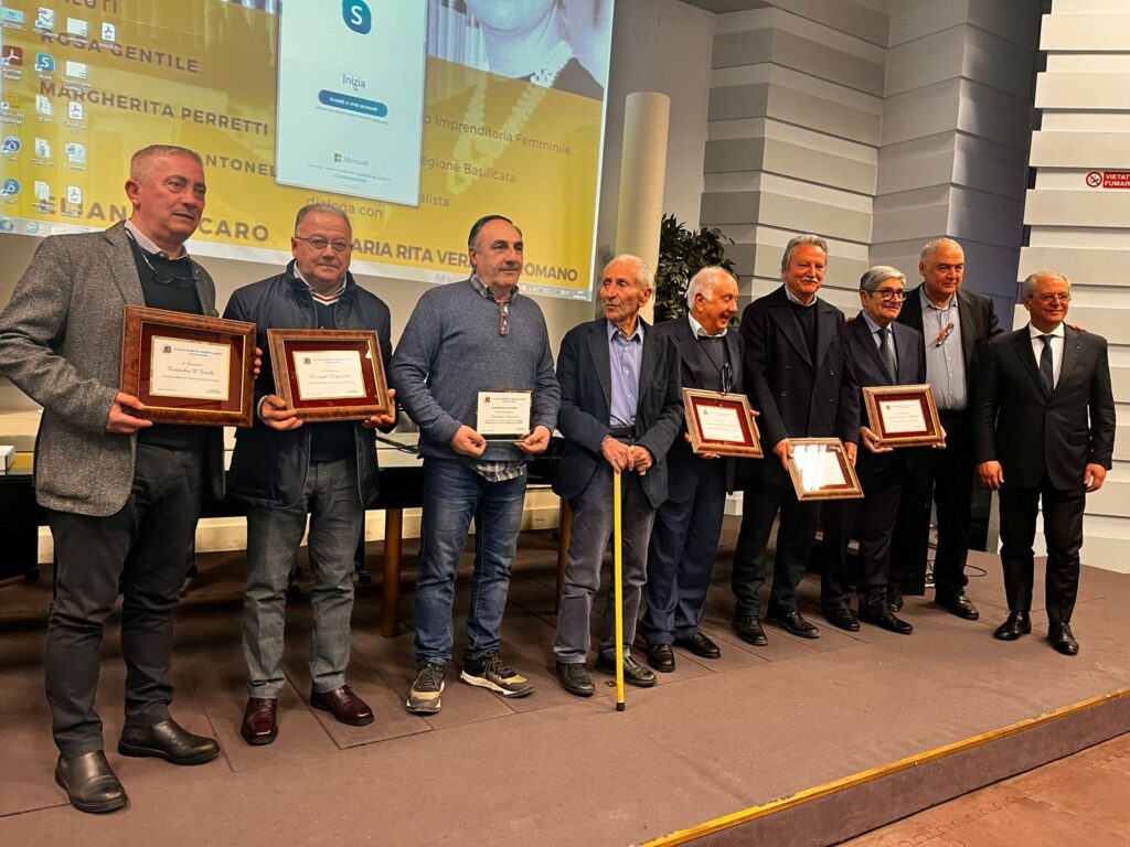 RICONOSCIMENTO DEL COLLEGIO GEOMETRI DI MATERA AL GEOM.GIUSEPPE LOPATRIELLO PER I SUOI 45 ANNI DI ISCRIZIONE ALL'ALBO