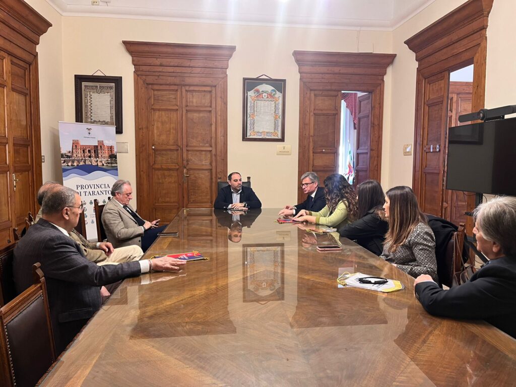 il sindaco e presidente della provincia rinaldo melucci durante lincontro con i rappresentanti dei lions club international taranto radio laser news matera potenza puglia basilicata