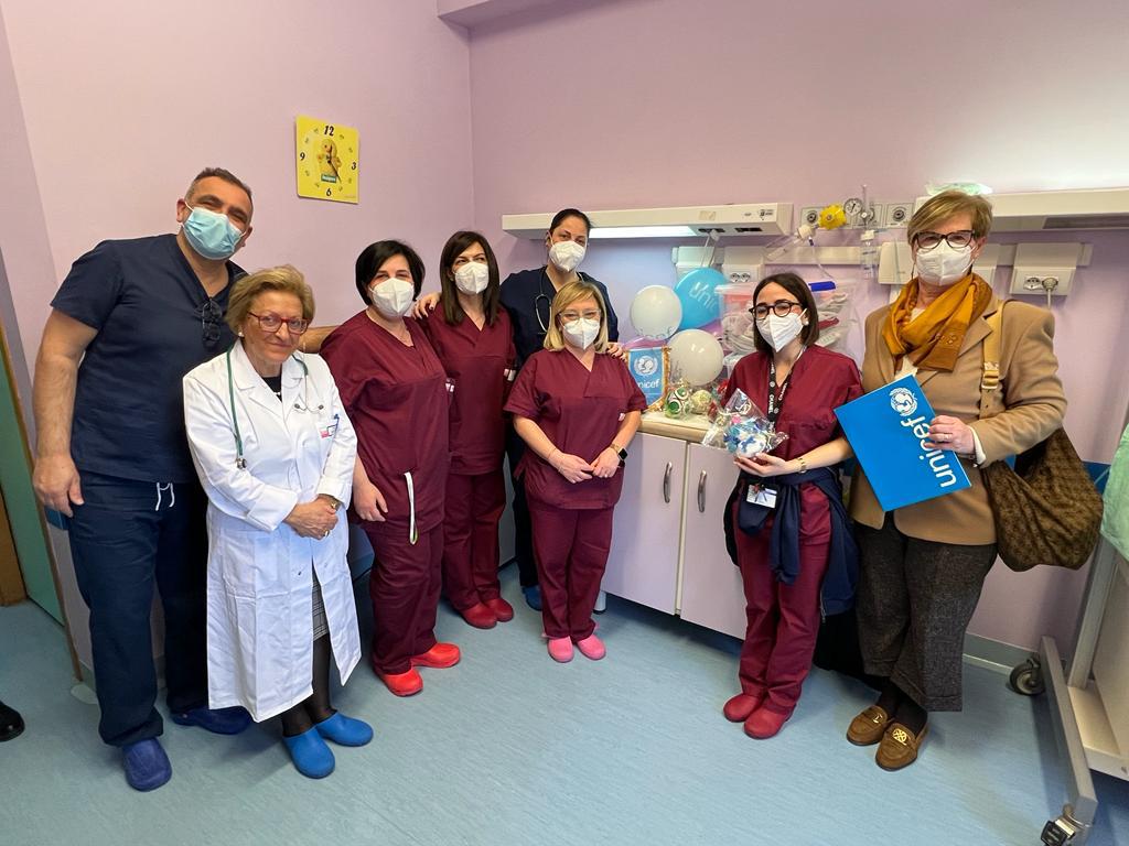 <strong>Taranto, 22 marzo 2023 – Unicef dona corredini per il punto nascita e la pediatria del San Pio di Castellaneta.</strong>