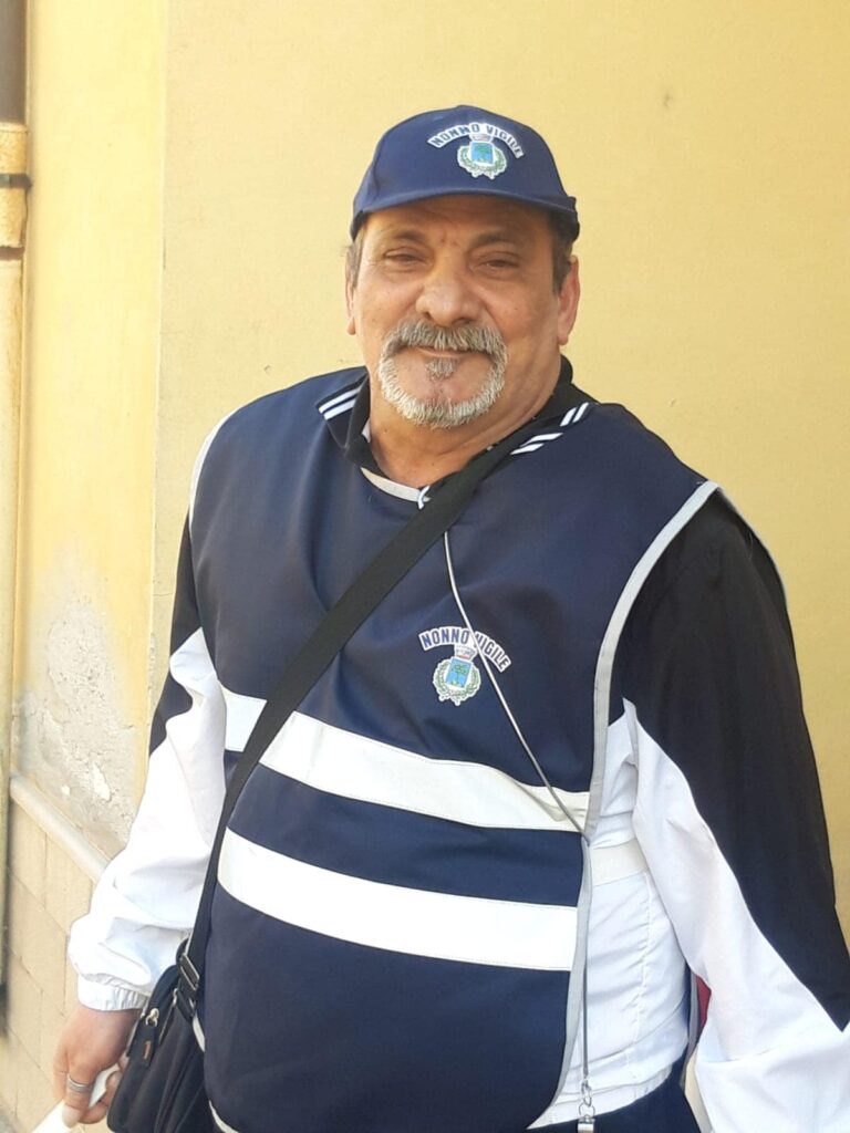 AL VIA A VIETRI DI POTENZA IL PROGETTO “NONNO VIGILE”. IN SERVIZIO IL PRIMO NONNO VOLONTARIO DAVANTI L’ISTITUTO COMPRENSIVO vietri di potenza