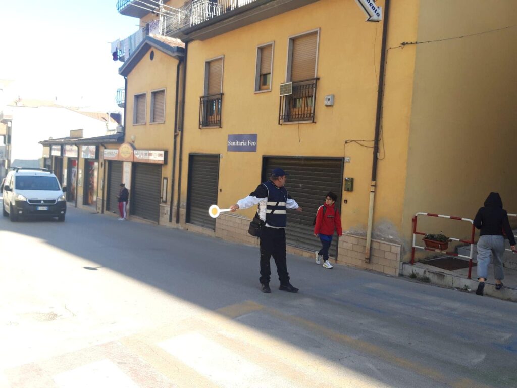 AL VIA A VIETRI DI POTENZA IL PROGETTO “NONNO VIGILE”. IN SERVIZIO IL PRIMO NONNO VOLONTARIO DAVANTI L’ISTITUTO COMPRENSIVO vietri di potenza