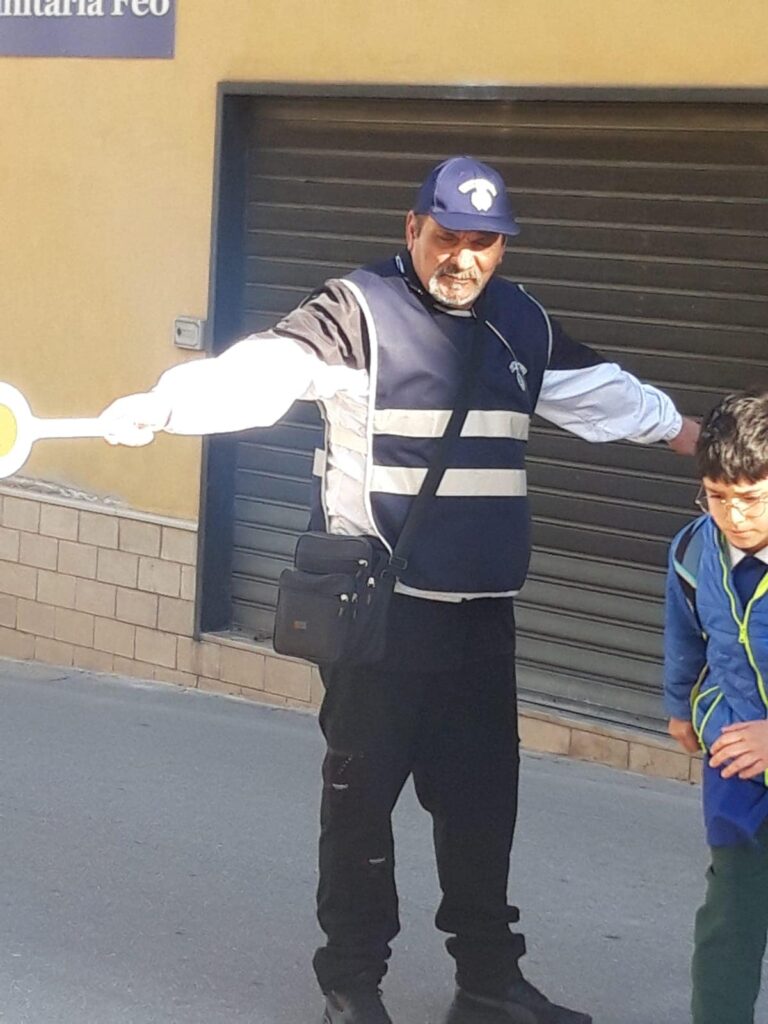 AL VIA A VIETRI DI POTENZA IL PROGETTO “NONNO VIGILE”. IN SERVIZIO IL PRIMO NONNO VOLONTARIO DAVANTI L’ISTITUTO COMPRENSIVO vietri di potenza