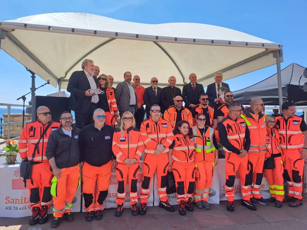 Taranto, 5 maggio 2023 – Servizio 118: obiettivo raggiunto. Emiliano a Taranto per internalizzazioni e nuove dotazioni per il parco mezzi. servizio