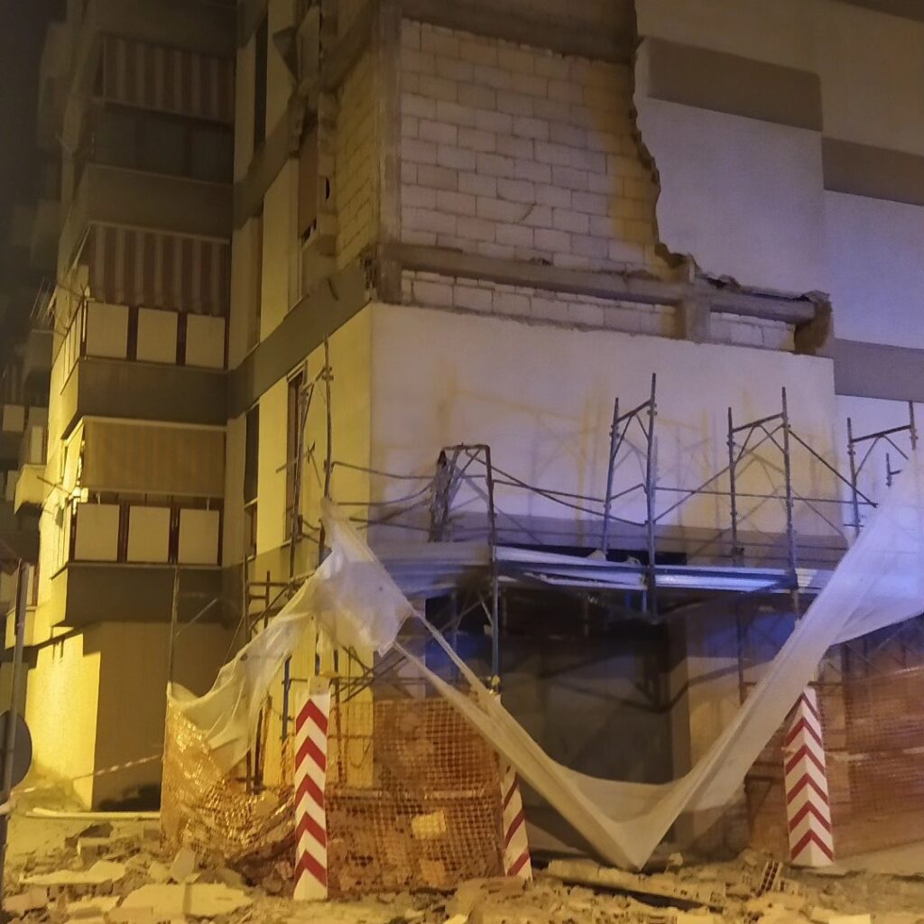 Crolla controparete di una palazzina in via Novello a Matera palazzina
