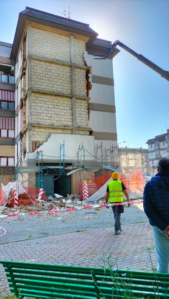 Crolla controparete di una palazzina in via Novello a Matera palazzina