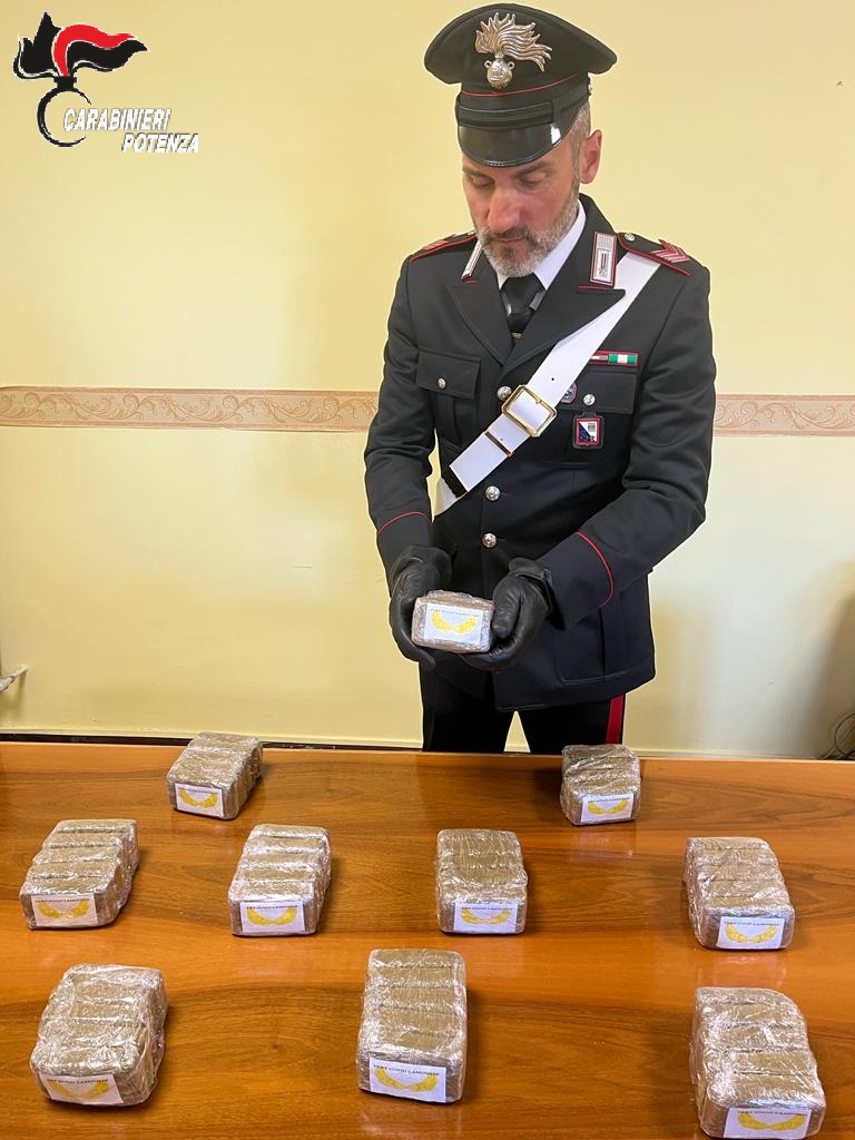 Lagonegro (PZ): Viaggiava con cinque chilogrammi di hashish nascosti in auto.Arrestato dai carabinieri. carabinieri