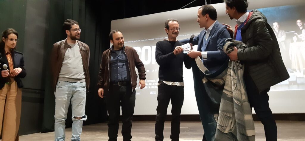 Consegnati a Rocco Papaleo la tessera del socio Pro Loco Basilicata e il plaid del film Scordato di Donato Cirella rocco papaleo