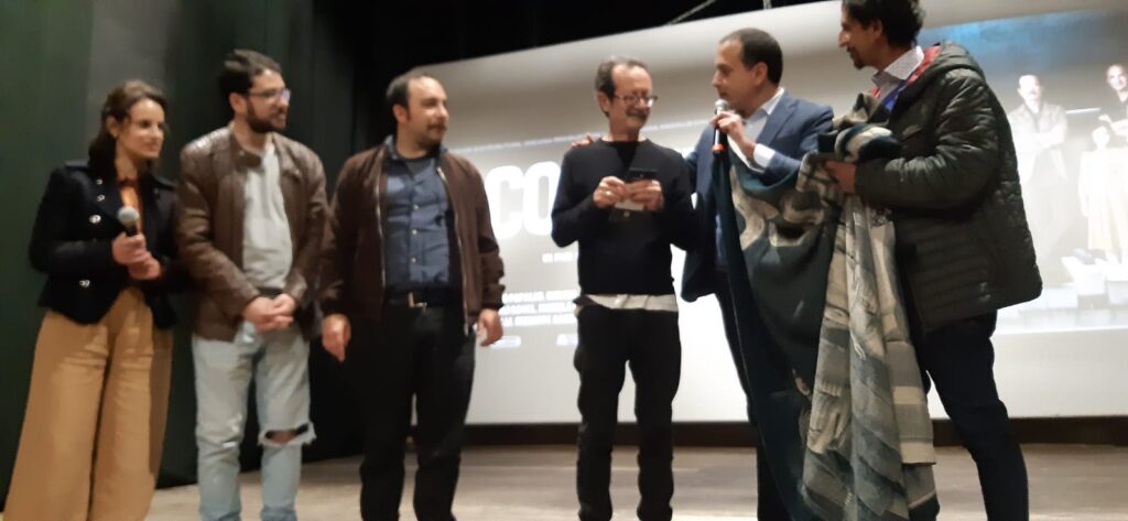 Consegnati a Rocco Papaleo la tessera del socio Pro Loco Basilicata e il plaid del film Scordato di Donato Cirella rocco papaleo