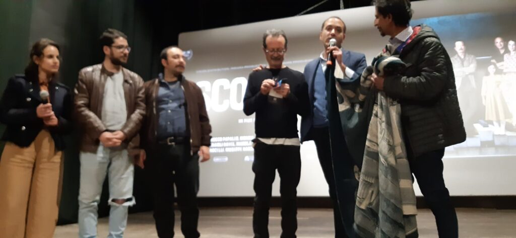 Consegnati a Rocco Papaleo la tessera del socio Pro Loco Basilicata e il plaid del film Scordato di Donato Cirella rocco papaleo