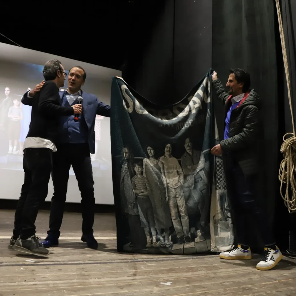 Consegnati a Rocco Papaleo la tessera del socio Pro Loco Basilicata e il plaid del film Scordato di Donato Cirella rocco papaleo