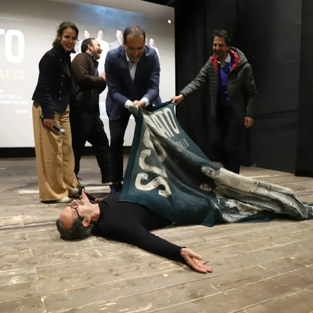 Consegnati a Rocco Papaleo la tessera del socio Pro Loco Basilicata e il plaid del film Scordato di Donato Cirella rocco papaleo