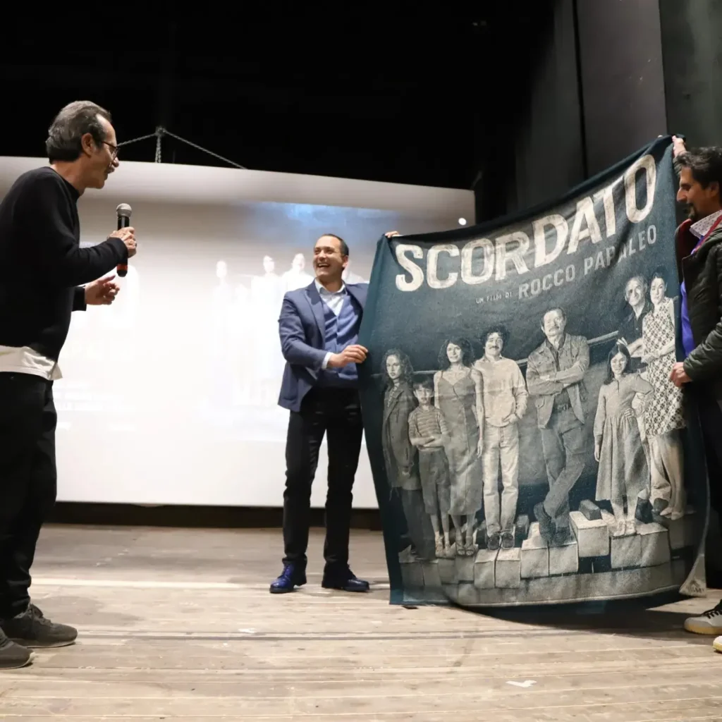 Consegnati a Rocco Papaleo la tessera del socio Pro Loco Basilicata e il plaid del film Scordato di Donato Cirella rocco papaleo
