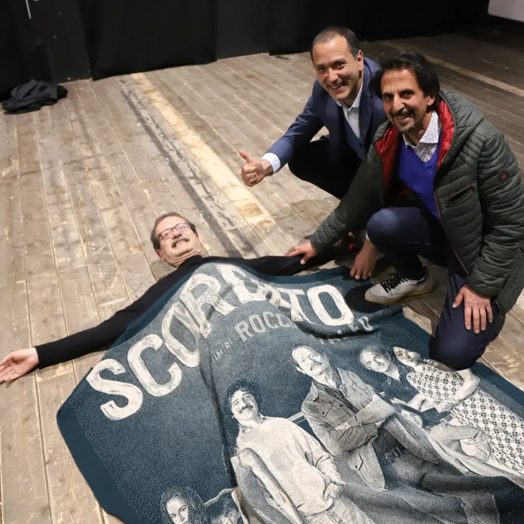 Consegnati a Rocco Papaleo la tessera del socio Pro Loco Basilicata e il plaid del film Scordato di Donato Cirella rocco papaleo