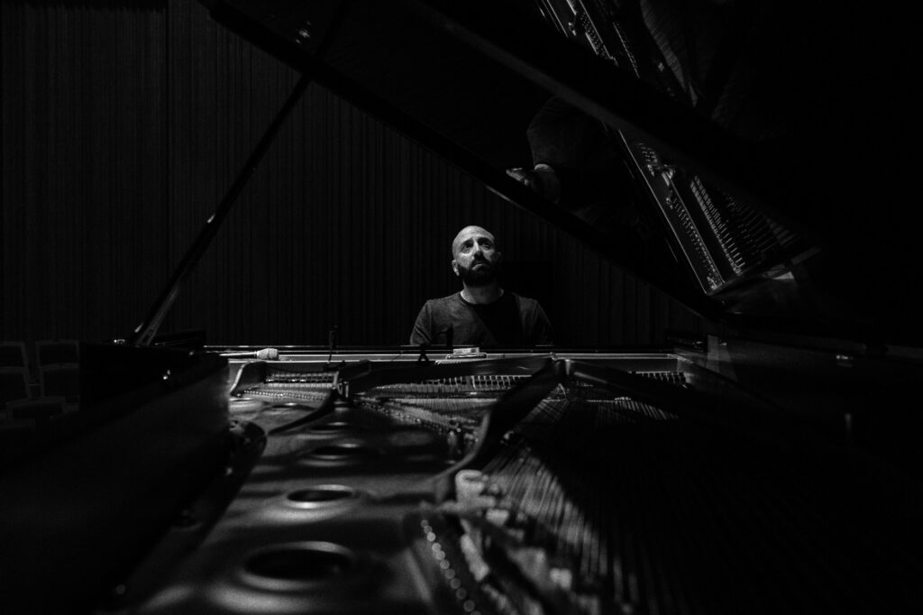 In distribuzione Naked, nuovo progetto discografico del pianista barese Kekko Fornarelli (Eskape - Puglia Sounds Record) progetto