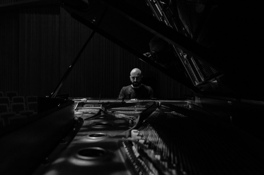 In distribuzione Naked, nuovo progetto discografico del pianista barese Kekko Fornarelli (Eskape - Puglia Sounds Record) progetto