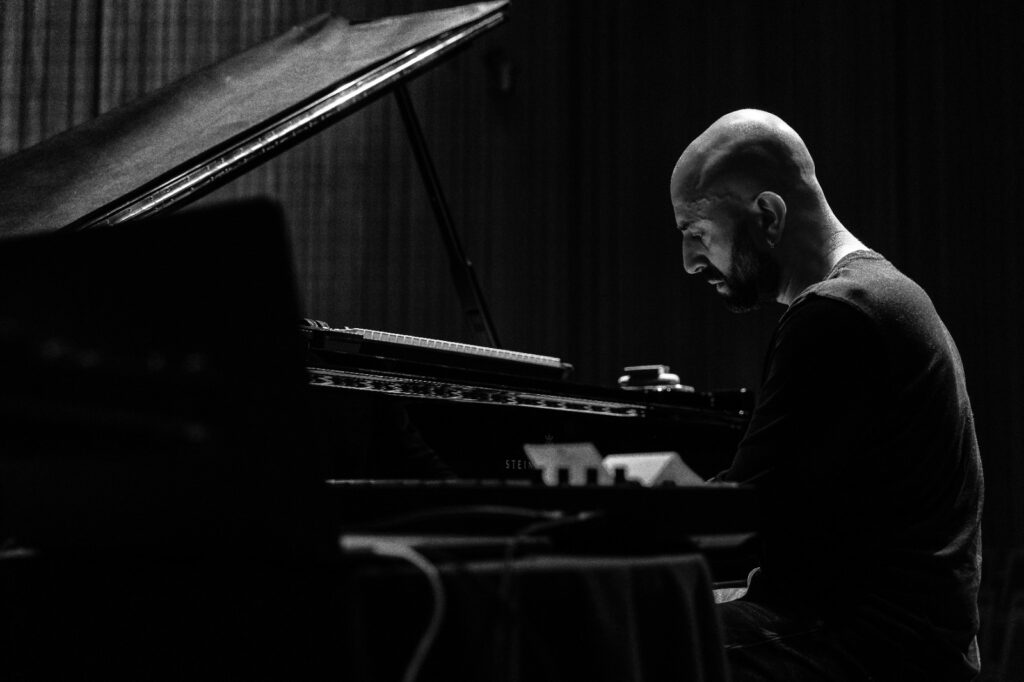 In distribuzione Naked, nuovo progetto discografico del pianista barese Kekko Fornarelli (Eskape - Puglia Sounds Record) progetto