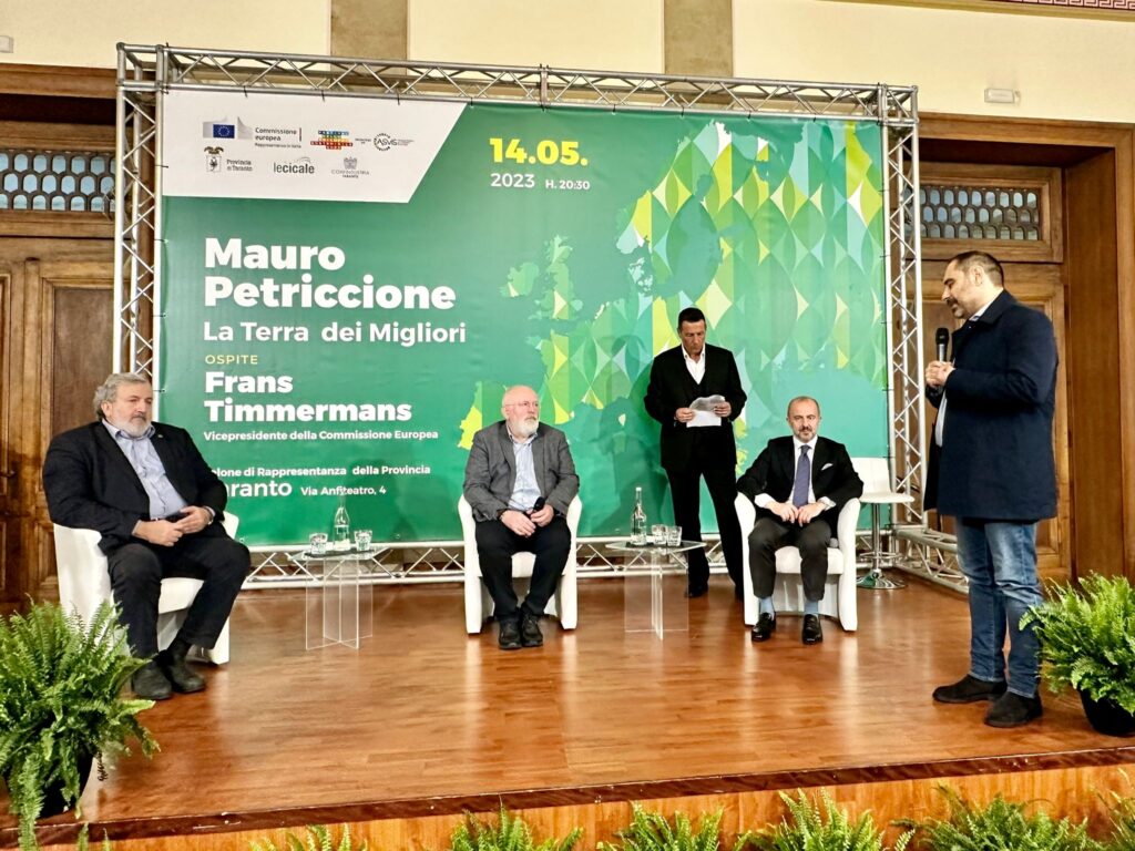 Una suggestiva serata si è svolta nel Salone di Rappresentanza della Provincia di Taranto in ricordo del tarantino Mauro Petriccione, il direttore della Commissione Europea scomparso nell'agosto di un anno fa. Fra gli ospiti del memorial il vicepresidente della Commissione Europea, Frans Timmermans scomparso