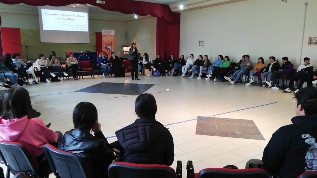 EUROPA, VALORI, SCUOLA, INCONTRO A IRSINA TRA GLI STUDENTI DEL LICEO SCIENTIFICO E L’ON. GEMMA studenti