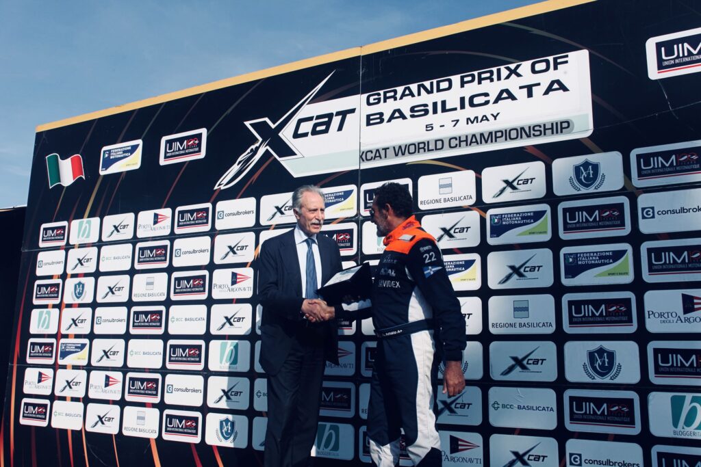 XCAT WORLD CHAMPIONSHIP 2023: PROSEGUE IL MONOLOGO DI FAZZA CHE A PORTO DEGLI ARGONAUTI VINCE ANCHE GARA 2 (TRE SUCCESSI IN QUATTRO PROVE)-SPLENDIDO SECONDO POSTO PER GLI ITALIANI DI HPI RACING xcat world championship