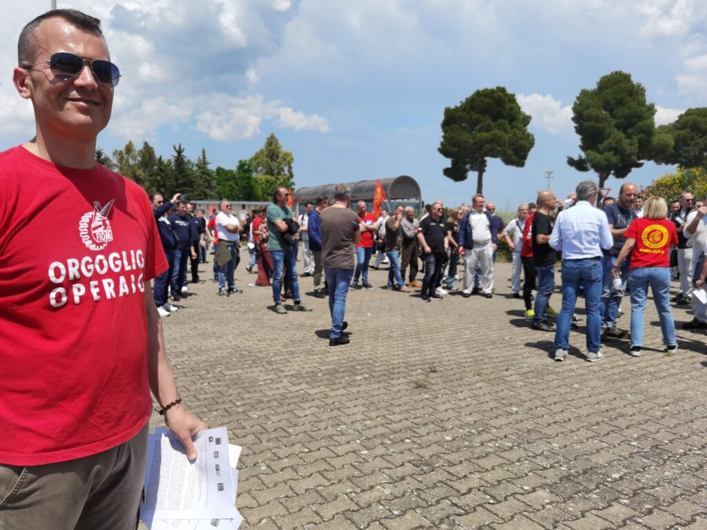 sit in unitario cgil potenza, fiom, filt, filcams, nidil davanti ai cancelli stellantis di melfi 3 presidio stellantis melfi 1 radiolaser news matera potenza puglia basilicata