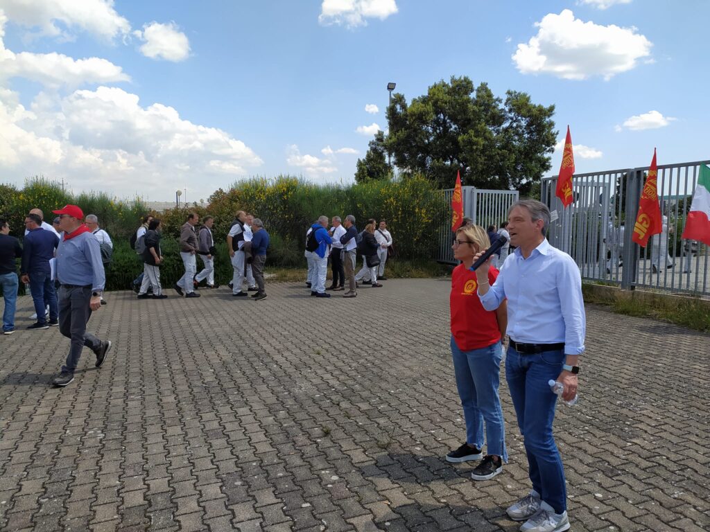 sit in unitario cgil potenza, fiom, filt, filcams, nidil davanti ai cancelli stellantis di melfi 2 presidio stellantis melfi esposito radiolaser news matera potenza puglia basilicata