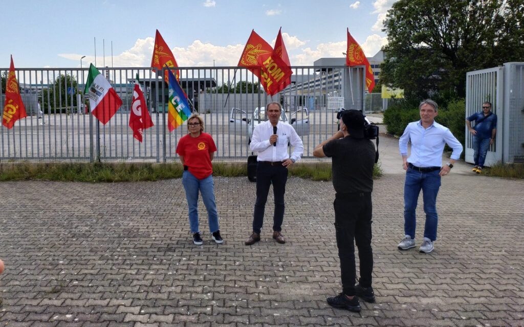 sit in unitario cgil potenza, fiom, filt, filcams, nidil davanti ai cancelli stellantis di melfi 1 presidio stellantis melfi mega radiolaser news matera potenza puglia basilicata