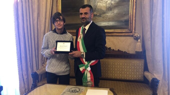 15-06-23 sindaco consegna targa riconoscimento a Samuel Stripoli