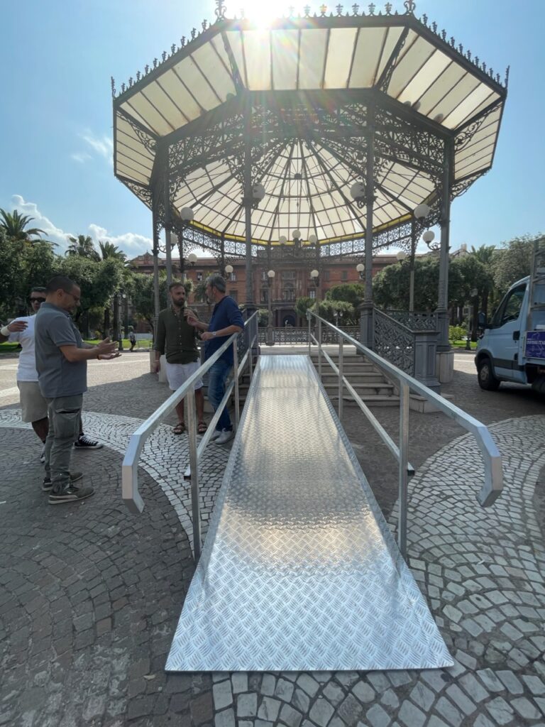 “Disability Pride”, il gazebo di piazza Garibaldi diventa accessibile grazie alla generosità di un’azienda tarantina azienda