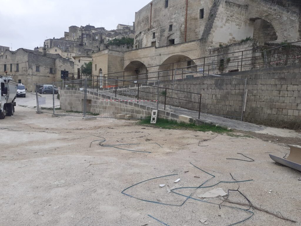 Rifiuti speciali abbandonati nei Sassi, area immediatamente bonificata rifiuti