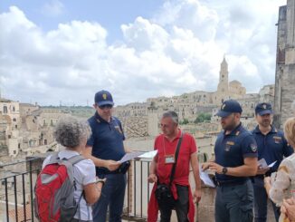 acquisti online, la polizia di stato fornisce consigli utili e distribuisce volantini per non cadere nelle insidie della rete 79 img 20230607 wa0037 radio laser news matera potenza puglia basilicata