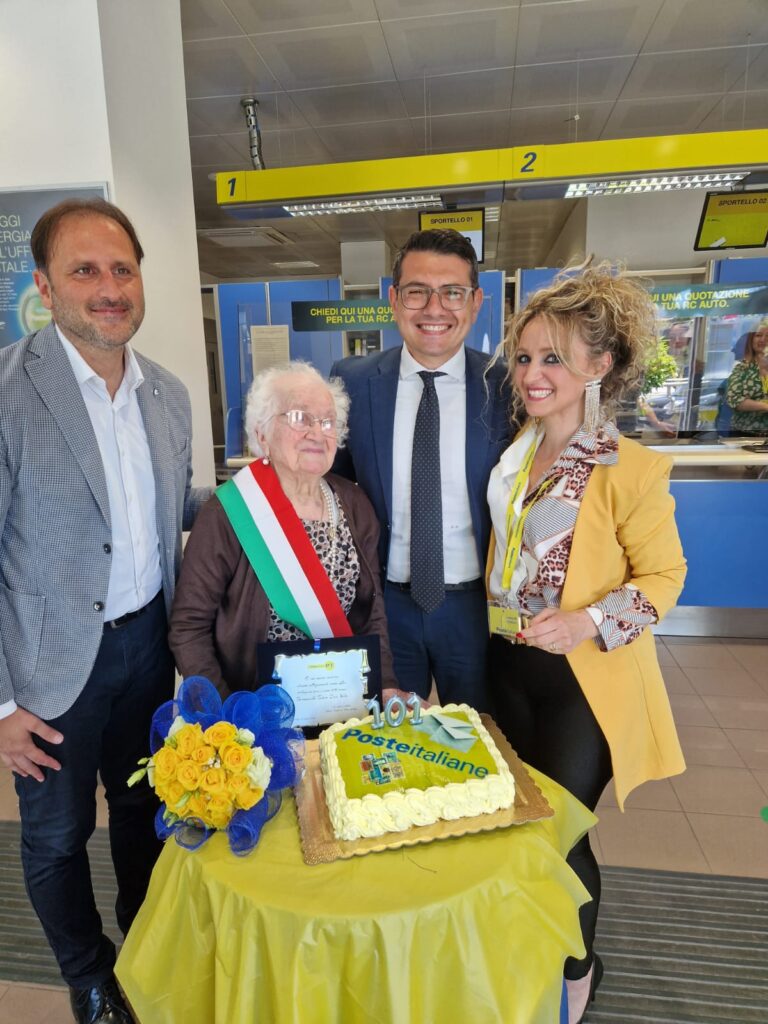 Poste Italiane: l'ufficio di Villa D'Agri celebra Tosca cliente dedita al risparmio postale poste italiane