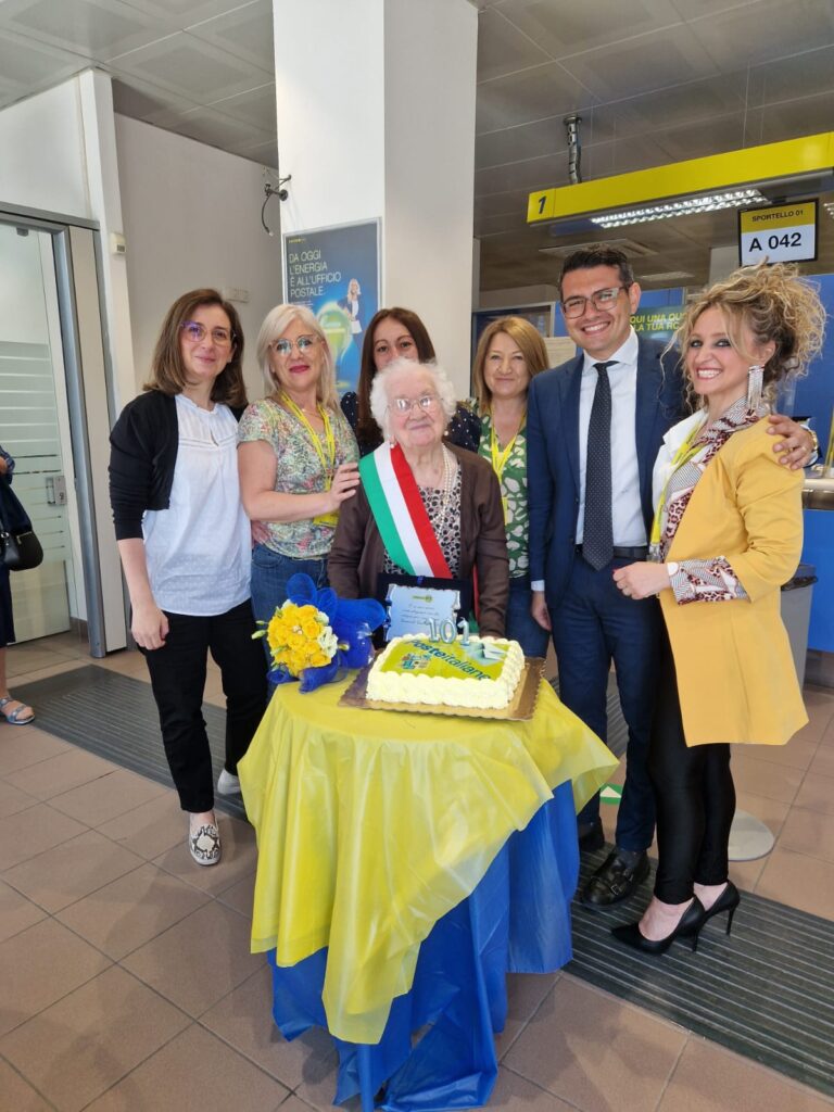 Poste Italiane: l'ufficio di Villa D'Agri celebra Tosca cliente dedita al risparmio postale poste italiane