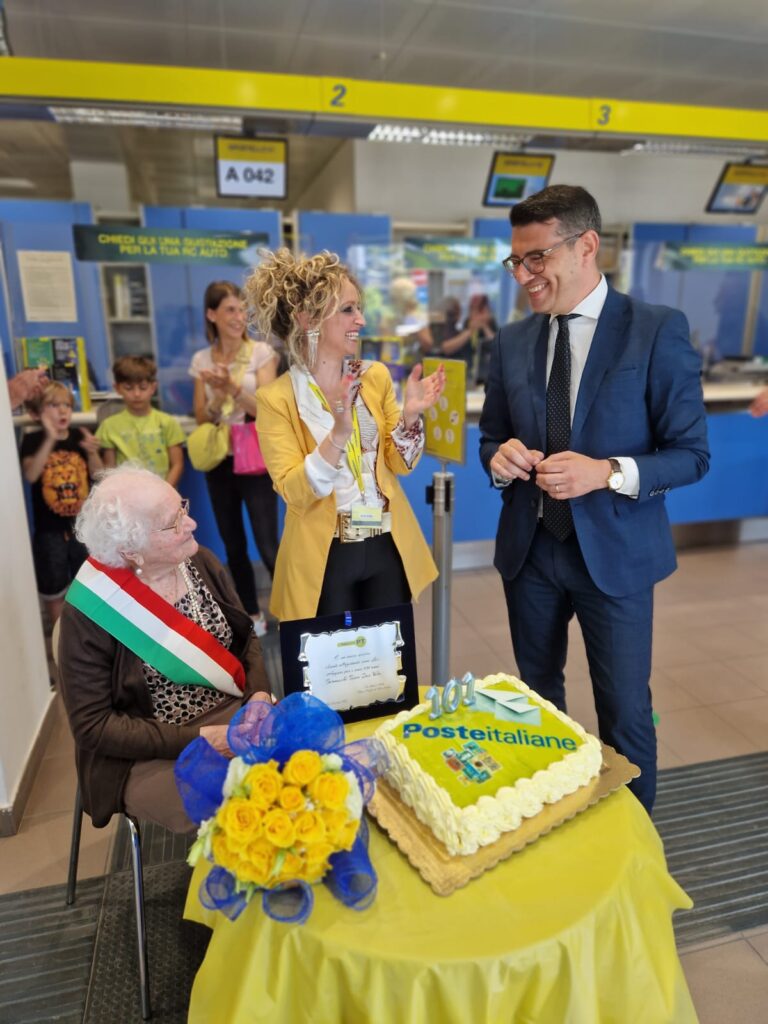 Poste Italiane: l'ufficio di Villa D'Agri celebra Tosca cliente dedita al risparmio postale poste italiane