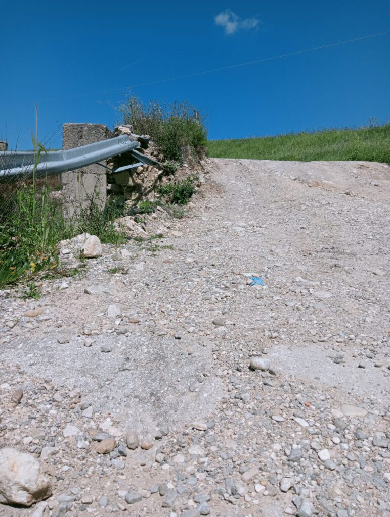 Strada dissestata (SP 10): Terre Aristeo, non resta che il “fai da te resta