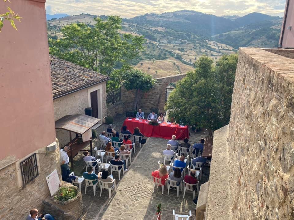 ROSETO CAPO SPULICO CELEBRA LA SUA REGINA IN ROSSO. roseto capo spulico