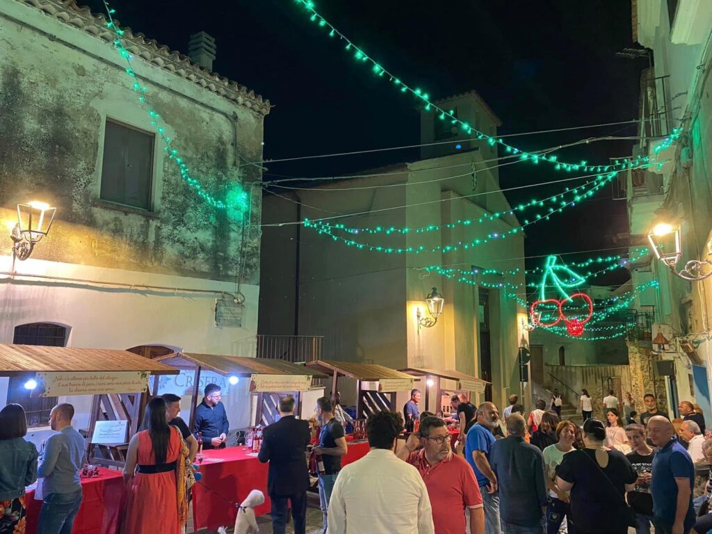 ROSETO CAPO SPULICO CELEBRA LA SUA REGINA IN ROSSO. roseto capo spulico