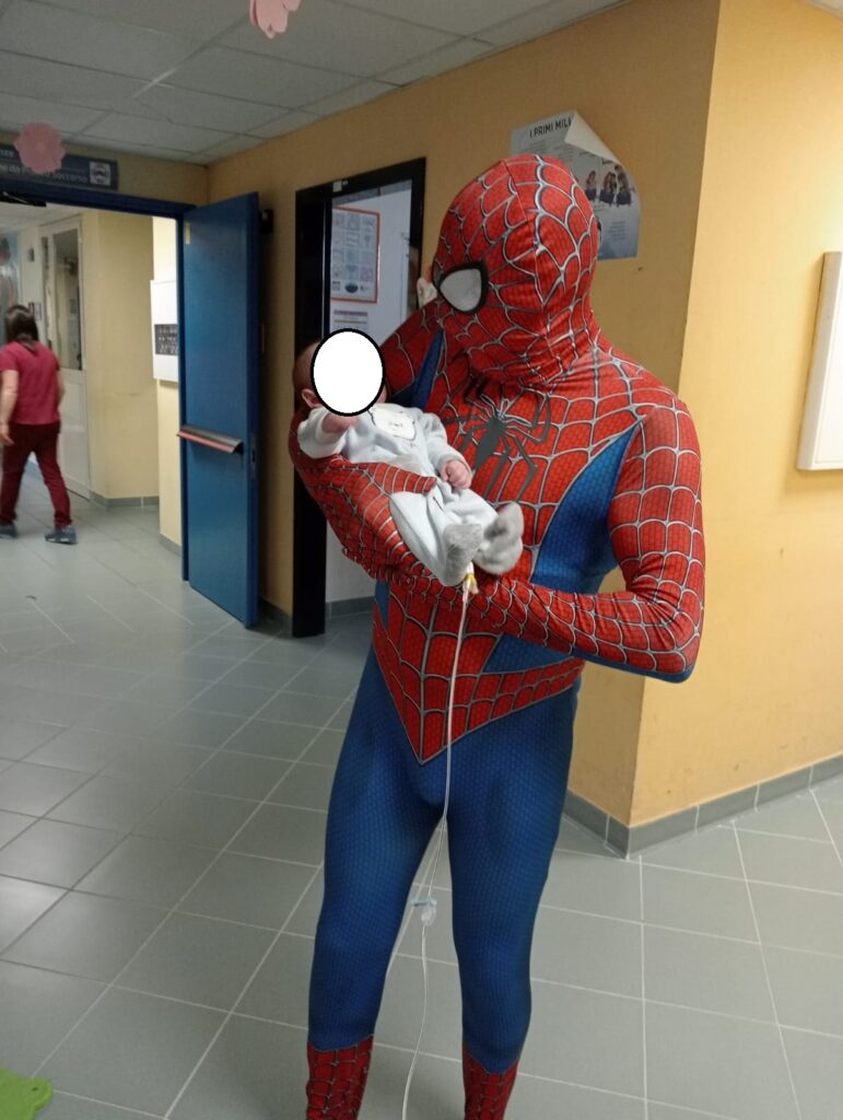 Incontro tra supereroi: Spiderman dona giocattoli all'Ospedale Madonna delle Grazie di Matera spiderman