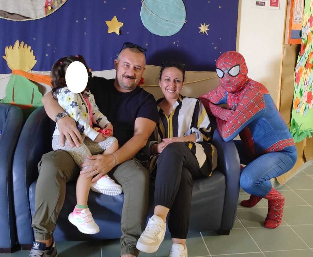 Incontro tra supereroi: Spiderman dona giocattoli all'Ospedale Madonna delle Grazie di Matera spiderman